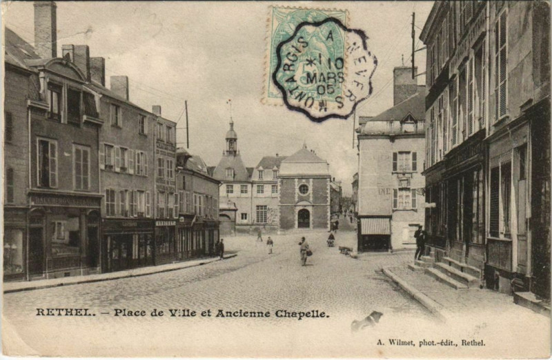 Carte postale ancienne Rethel - Place de Ville et Ancienne Chapelle à Rethel