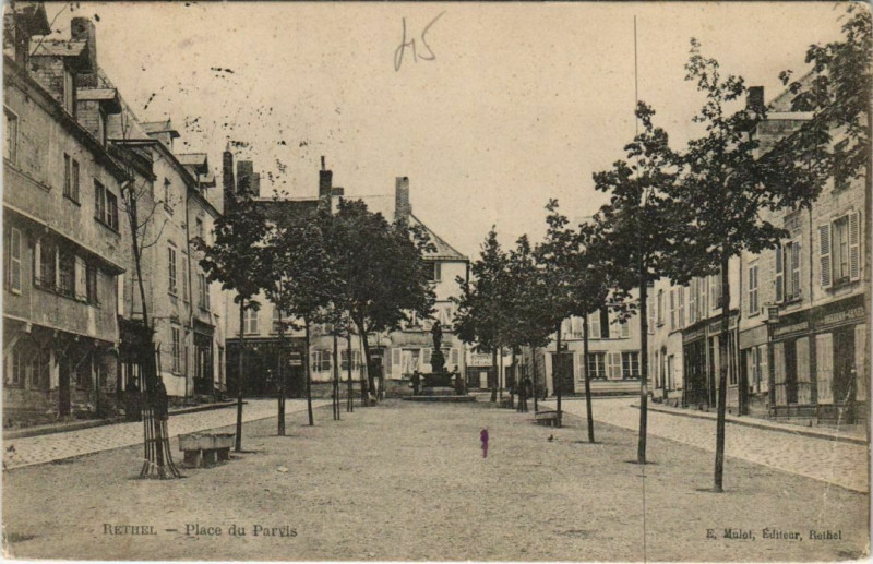 Carte postale ancienne Rethel - Place du Parvis à Rethel