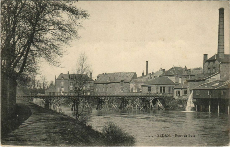 Carte postale ancienne Sedan - Pont de Bois à Sedan