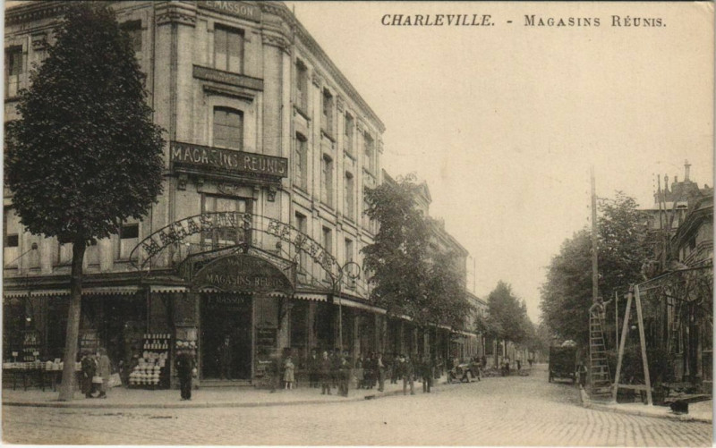 Carte postale ancienne Charleville - Magasins Reuns