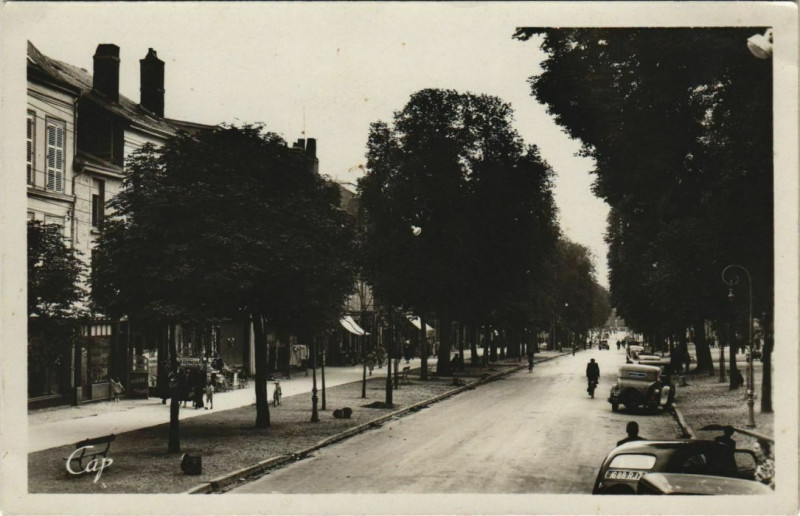 Carte postale ancienne Charleville - Cours Aristide Briand
