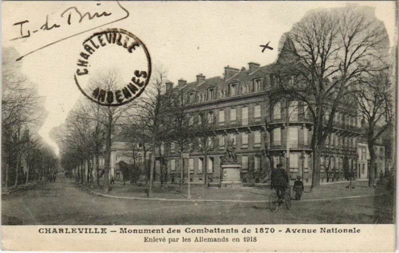 Carte postale ancienne Charleville - Monument des Combattants de 1870