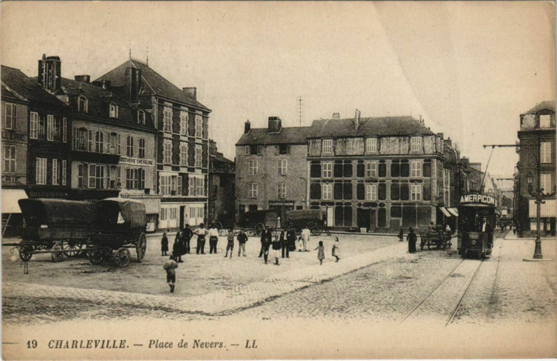 Carte postale ancienne Charleville - Place de Nevers