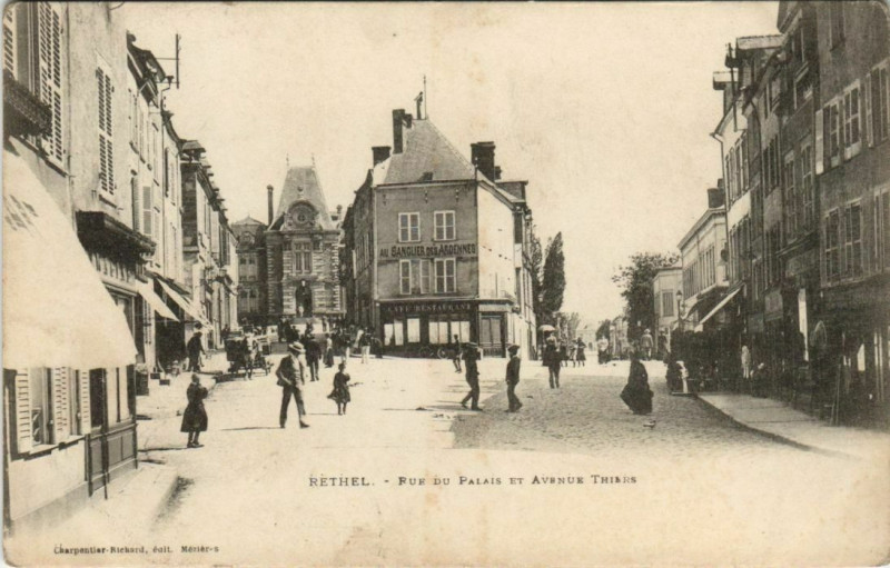 Carte postale ancienne Rethel - Rue du Palais et Avenue Thiers à Rethel