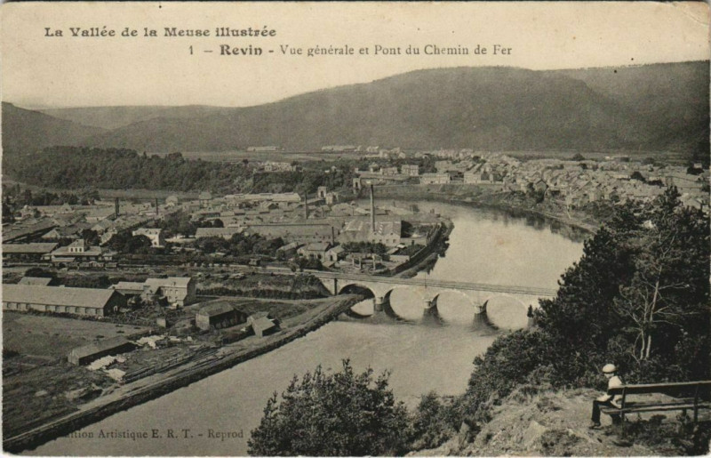Carte postale ancienne Revin - Vue générale et Pont du Chemin de Fer à Revin