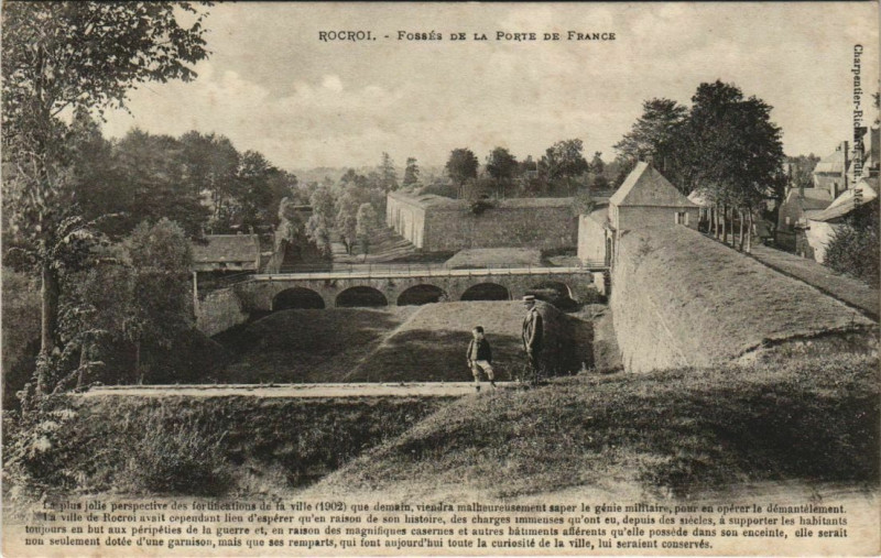 Carte postale ancienne Rocroi - Fosses de la Porte de France à Rocroi