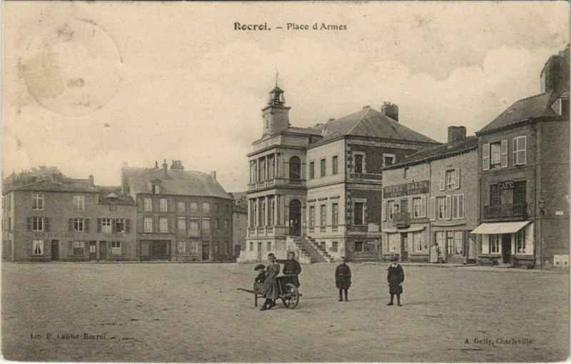 Carte postale ancienne Rocroi - Place d'Armes à Rocroi