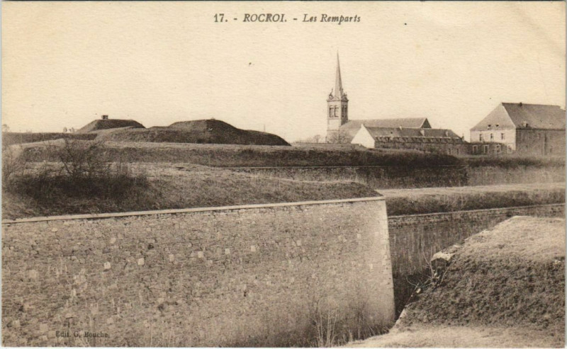 Carte postale ancienne Rocroi - Les Remparts à Rocroi
