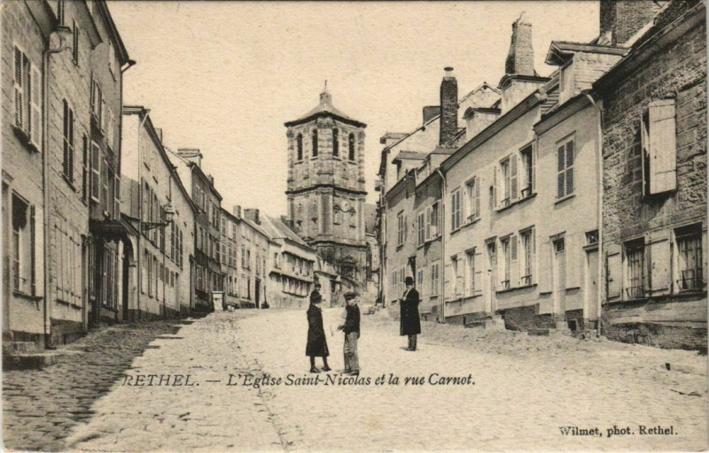 Carte postale ancienne Rethel - L'Eglise Saint-Nicolas et la rue Carnot à Rethel