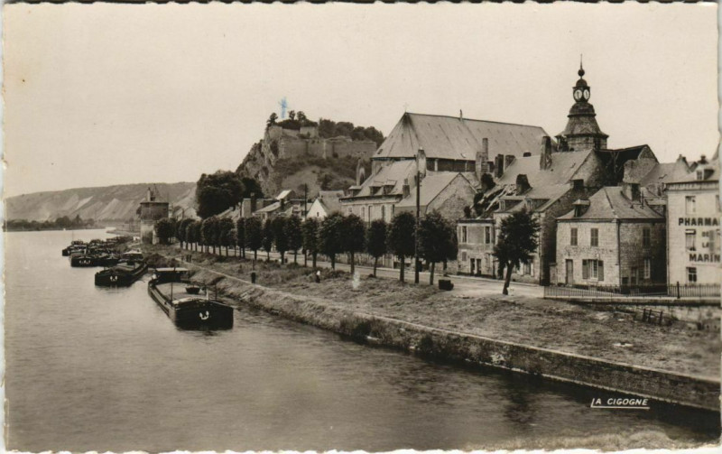 Carte postale ancienne Givet - Les Quais à Givet