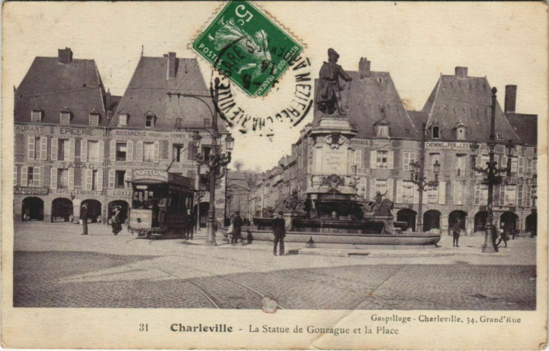 Carte postale ancienne Charleville - La Statue de Gonzague et la Place