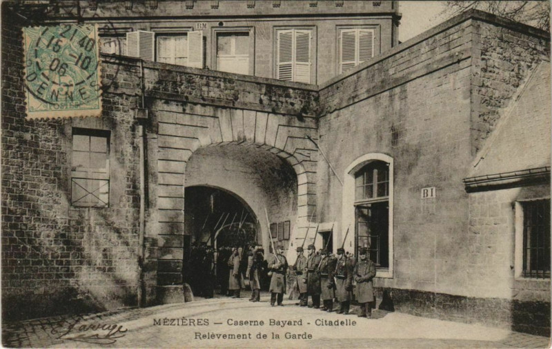 Carte postale ancienne Mezieres - Caserne Bayard