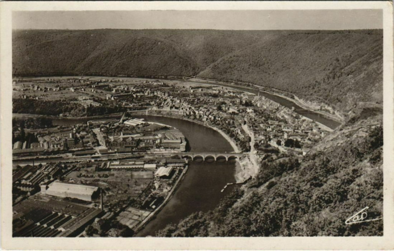 Carte postale ancienne Revin - Valle de la Meuse à Revin