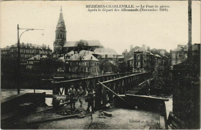 Carte postale ancienne Mezieres - Charleville - Le Pont de pierre