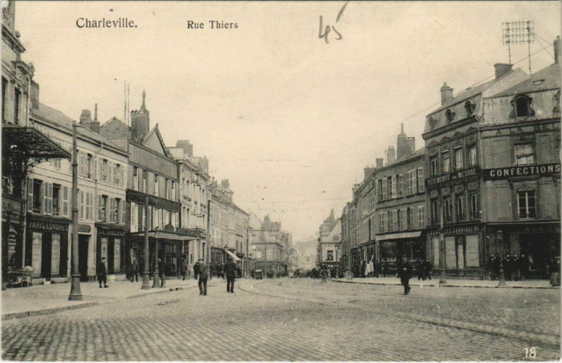 Carte postale ancienne Charleville - Rue Thiers