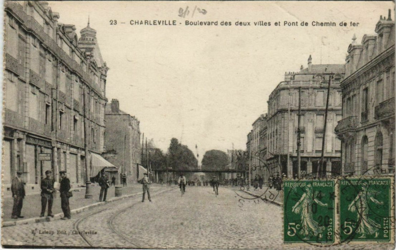 Carte postale ancienne Charleville - Boulevard des deux villes et Pont de Chemin de fer