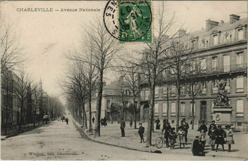 Carte postale ancienne Charleville - Avenue Nationale