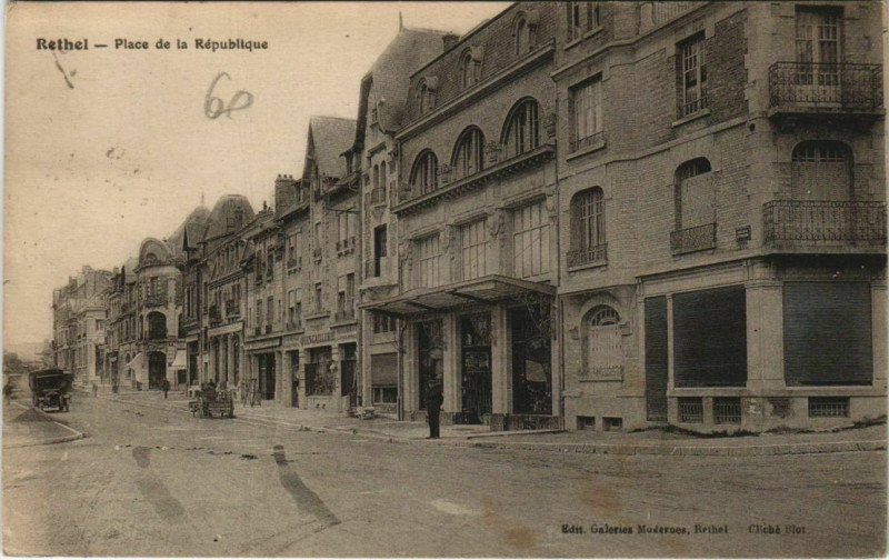 Carte postale ancienne Rethel - Place de la Republique à Rethel