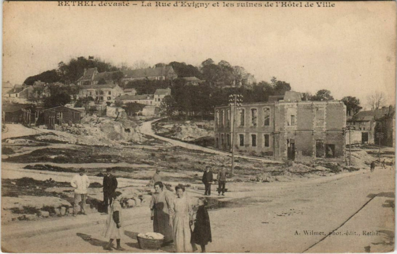 Carte postale ancienne Rethel devante - La Rue d'Evigny et les ruines de l'Hotel de Ville à Rethel