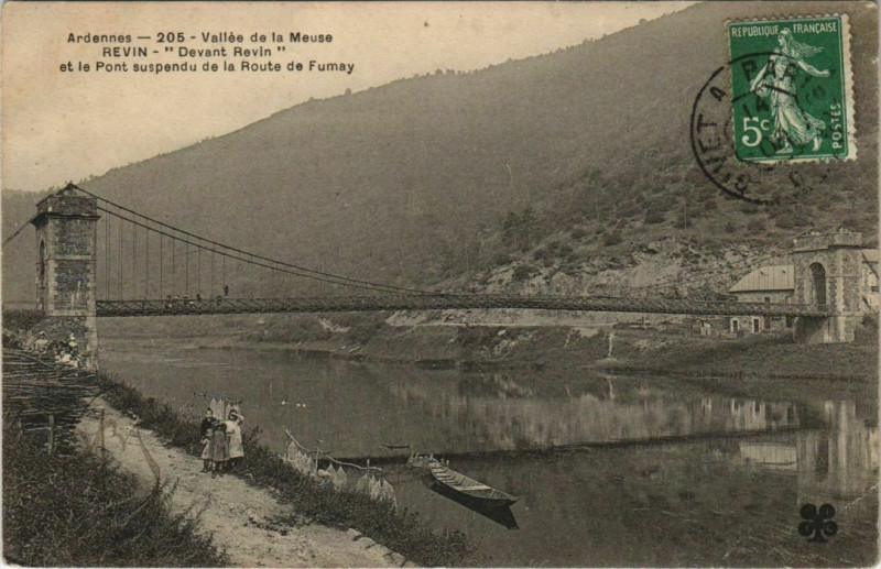 Carte postale ancienne Revin - Et le Pont susupendu de la Route de Fumay à Revin