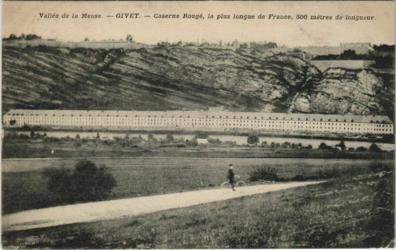 Carte postale ancienne Givet - Caserne Rouge à Givet