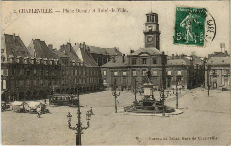 Carte postale ancienne Charleville - Place Ducale et Hotel-de-Ville