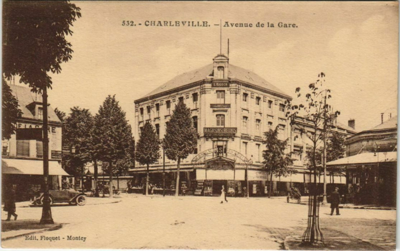 Carte postale ancienne Charleville - Avenue de la Gare