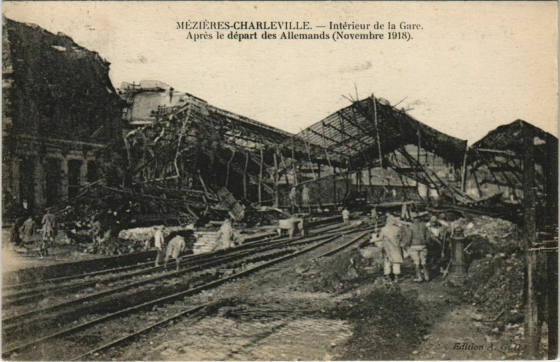 Carte postale ancienne Mezieres - Charleville - Interieur de la Gare