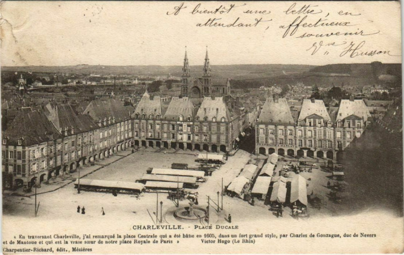 Carte postale ancienne Charleville - Place Ducale