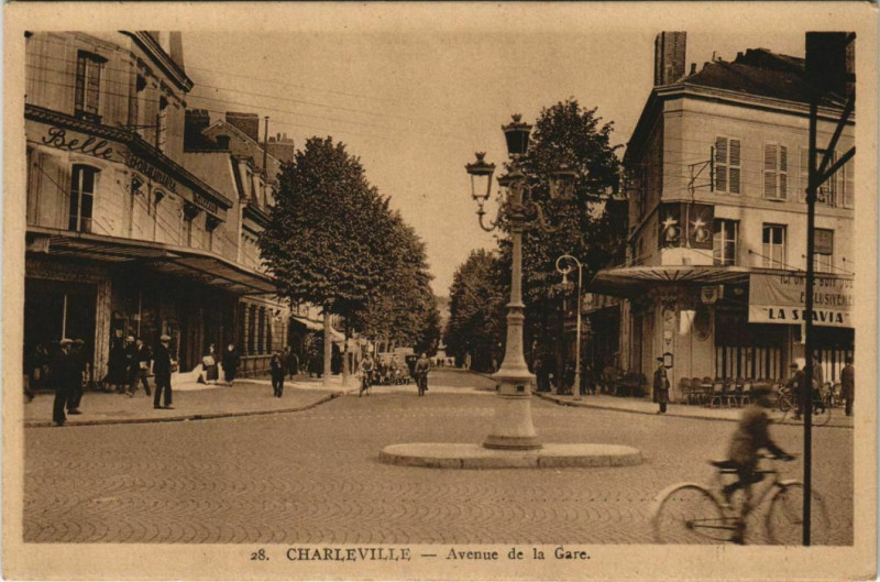 Carte postale ancienne Charleville - Avenue de la Gare