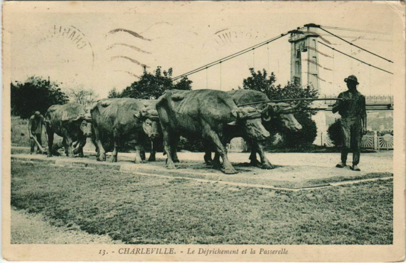 Carte postale ancienne Charleville - Le Defrichement et la Passerelle