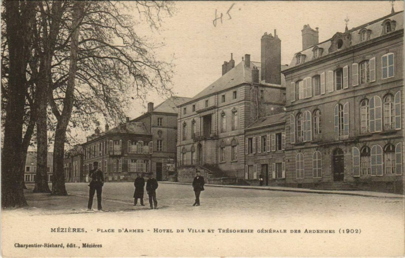 Carte postale ancienne Mezieres - Place d'Armes