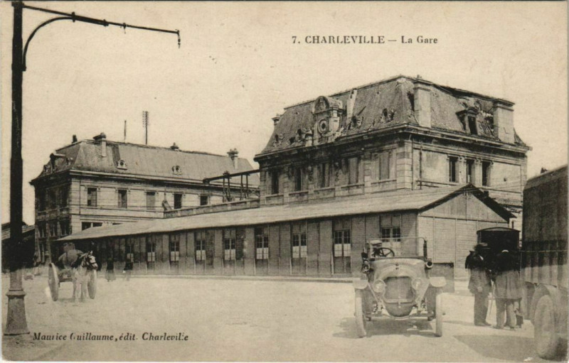 Carte postale ancienne Charleville - La Gare
