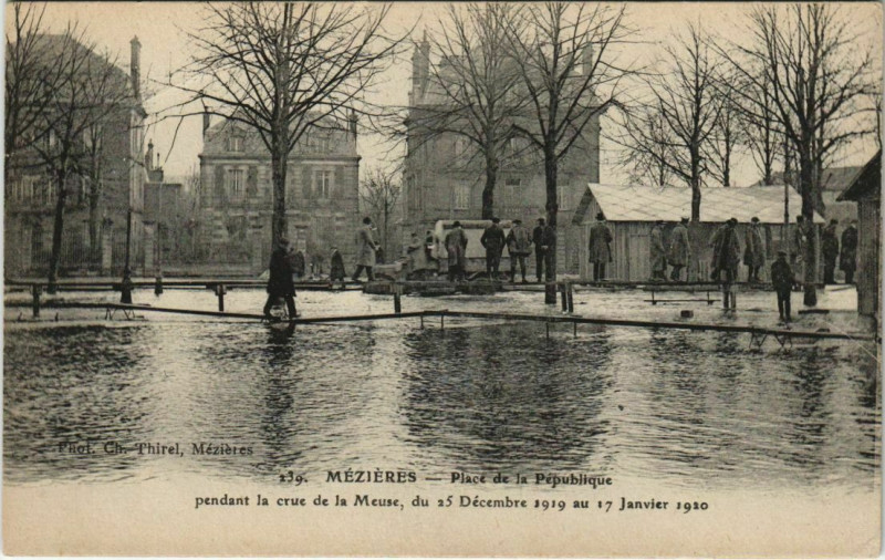 Carte postale ancienne Mezieres - Place de la Republique