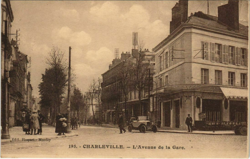 Carte postale ancienne Charleville - L'Avenue de la Gare