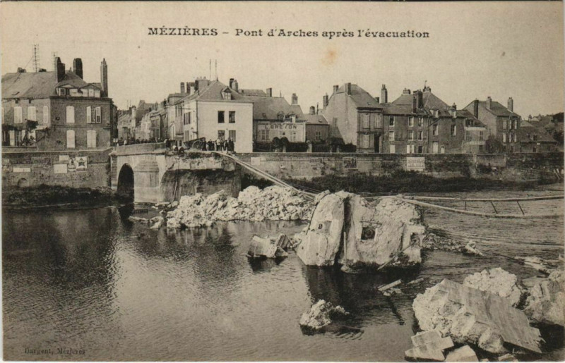 Carte postale ancienne Mezieres - Pont d'Arches apres l'evacuation