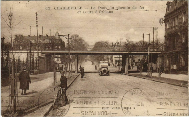 Carte postale ancienne Charleville - Le Pont du chemin de fer et Cours d'Orleans