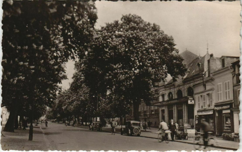 Carte postale ancienne Charleville - Le Cours Briand