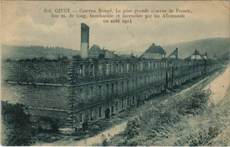 Carte postale ancienne Givet - Caserne Rouge à Givet
