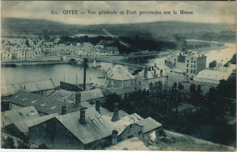 Carte postale ancienne Givet - Vue générale et Pont provisoire sur la Meuse à Givet