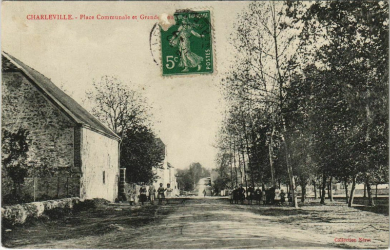 Carte postale ancienne Charleville - Place Communale et Grande Rue