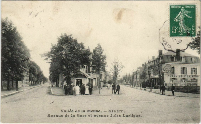 Carte postale ancienne Givet - Avenue de la Gare et avenue Jules Lastigue à Givet