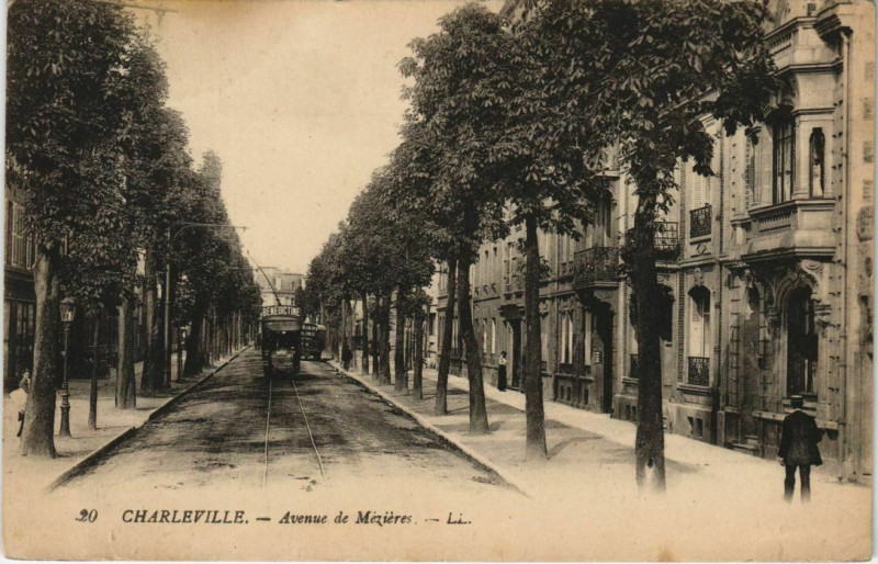 Carte postale ancienne Charleville - Avenue de Mezieres