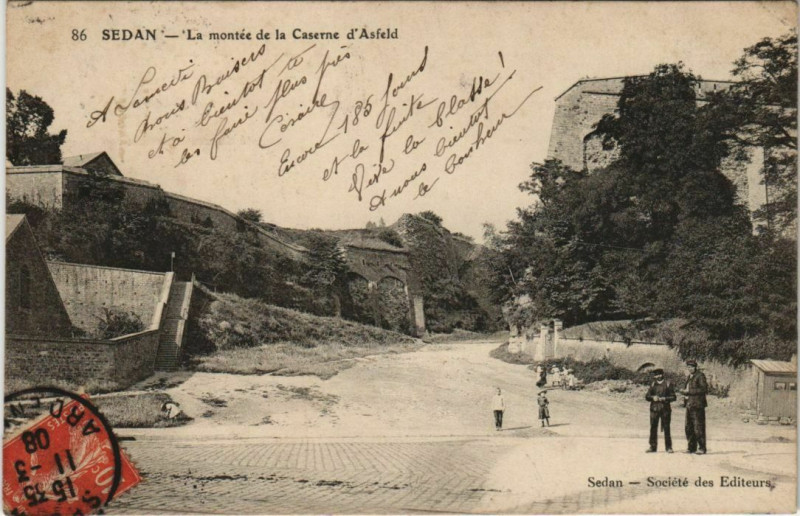 Carte postale ancienne Sedan - La montee de la Caserne d'Asfeld à Sedan