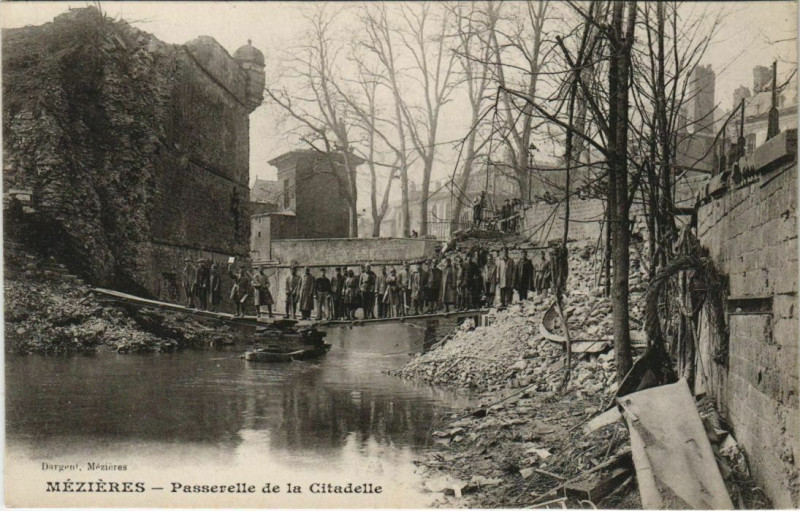 Carte postale ancienne Mezieres - Passerelle de la Citadelle