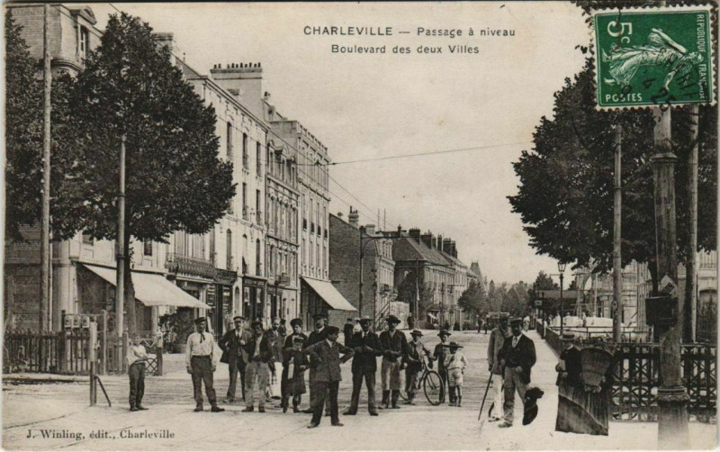 Carte postale ancienne Charleville - Passage a niveau