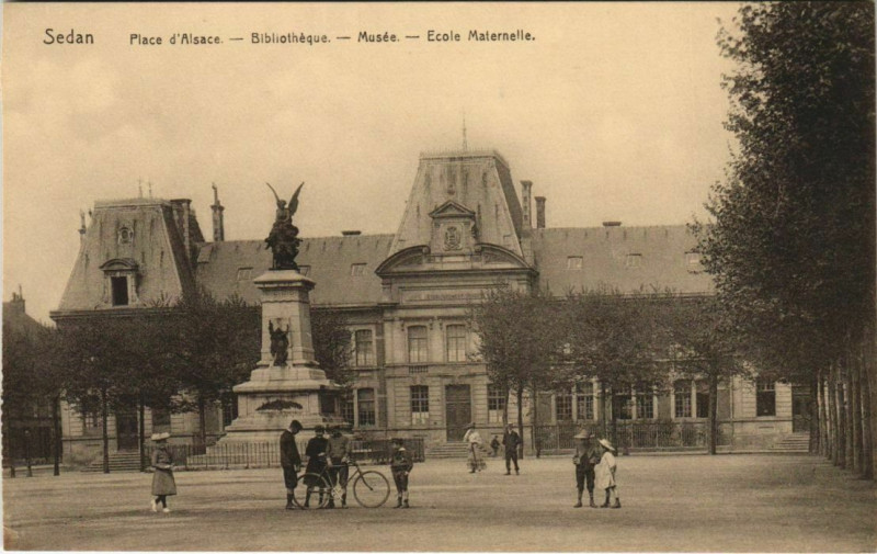 Carte postale ancienne Sedan - Place d'Alsace à Sedan
