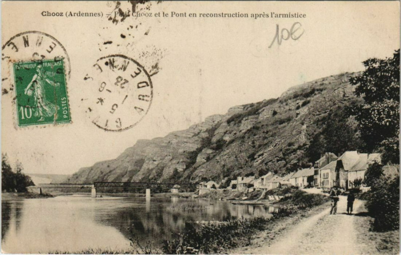 Carte postale ancienne Chooz - Petit Chooz et le Pont en reconstruciton apres l'armistice à Chooz