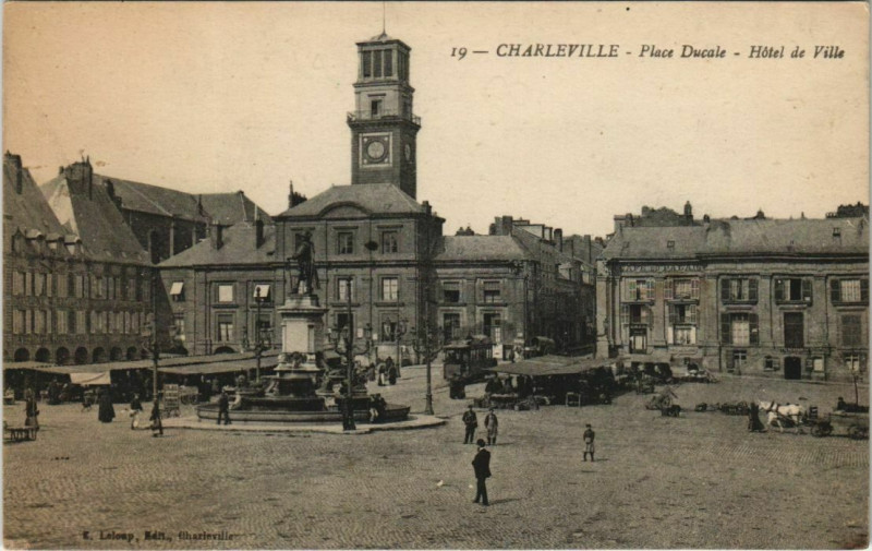 Carte postale ancienne Charleville - Place Ducale