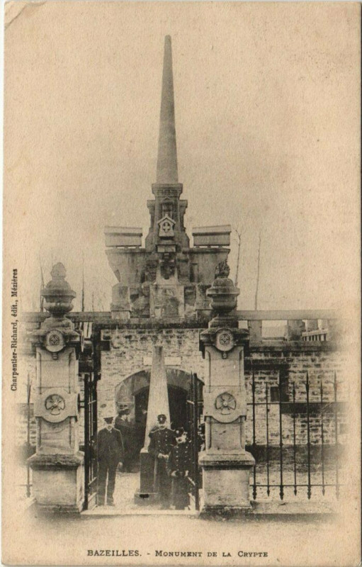 Carte postale ancienne Bazeilles - Monument de la Crypte à Bazeilles